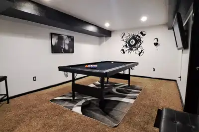 Image de Modern - 4 Bedroom - Pool Table- No Chores - No Contact Check In-