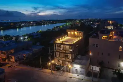 Image de Ocean View 6 Br House Steps from Ocean!