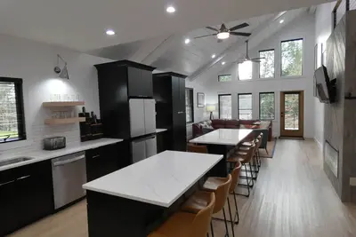 Image de Modern Chalet with Hot Tub and Lake Access