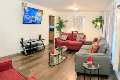 Image de ☆King Bed\/3 bds Home near Naval Base - 6Flags - Casino☆