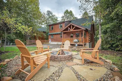 Image de \"Cozy Family Chalet near Smokys. Hot Tub, Fire Pit & Near Strip. May see bears!