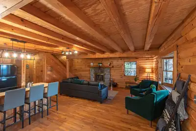 Image de Treetops Cabin easy to Asheville w\/ Comfy King Suite, ❤ Views, fast wifi