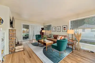 Image de MidCentury Modern 3br 2ba + Hot Tub in College District