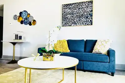 Image de 2Bed/2bath w/ Poolside View in Southpark!
