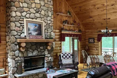 Image de Genuine Log Cabin ~ Perfect Getaway ~ Pool Table ~ Outdoor Hot Tub ~ Fire Pit