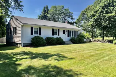 Image de Prime location minutes to Narragansett Beach and Pier.