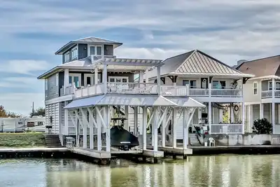 Image de “Flounder Bay” Cheerful 4 bedroom Canal House with Boat Slip!