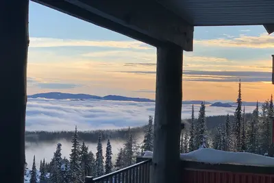 Image de The Tree Fort at Big White; 2bd/1b Sleeps 6, stunning views, hot tub & sauna