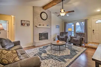 Image de Home w/ Screened Porch ~ 10 Miles to Dtwn Okc!