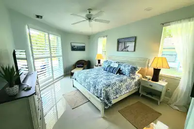 Image de For The Price Of A Hotel, Why Not Have A Luxurious, 4/2 Pool Home???