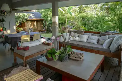 Image de Charmante villa sur un grand jardin type balinais avec piscine, près du lagon.