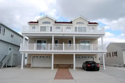 Image de Newer and spectacular! Oversized Beachblock townhouse