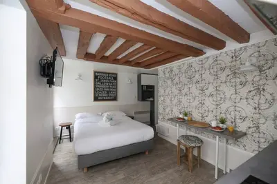 Image de Studio parisien 20m2 en face du musee Grevin - 2p