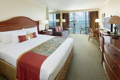 Enviable Honolulu Address! Beachfront, Spa, Pool, 3 Restaurants, Steps to Sand!