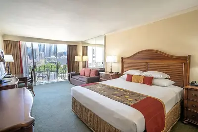 Ultimate Oahu Getaway! 2 Great Units, Beachfront, Spa, 3 Restaurant