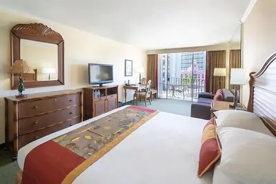 Image de Ultimate Oahu Getaway! 3 Awesome City View Units, Beachfront, Spa, 3 Restaurants