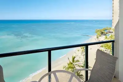 Image de Prime Location! 3 Serene Units, Beachfront, Steps to International Marketplace