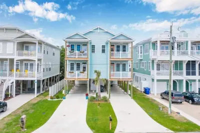 Image de Townhouse a block from beach, Ocean facing, Ez Access elevator, Covered parking!