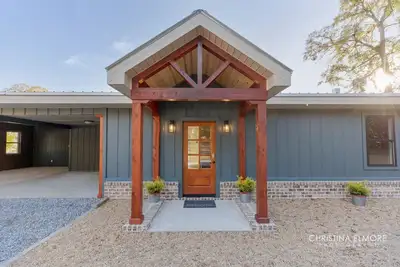 Image de Relax at this newly updated, quaint Lake Home.