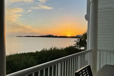 Image de 3 bedroom 2 bath Ocean front condo on marina with opt boat slip.