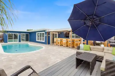 Image de Uniquely designed 4 bedroom home, sleeps 9, in-ground pool!