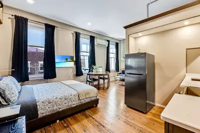 Image de Luxe Studio #3 on Main Street- Amazing Steam Shower! Washer/Dryer, Kitchen