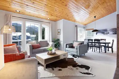 Image de Cozy Spacious Retreat: w\/Hot Tub & Mountain Views