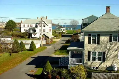 Image de Cozy Cottage by the Sea - Y67  Classic New England cottage close to the beach