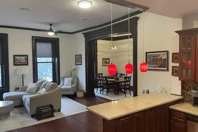 Image de Condo directly on Broadway! Location, location, location! ! Walk to everything!