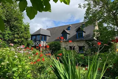 Image de Grande maison en pierre dans son nid de verdure