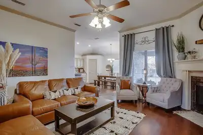 Image de *New* 5 Star Luxury Cozy Private Santa Fe Style w/ Jacuzzi Hot Tub