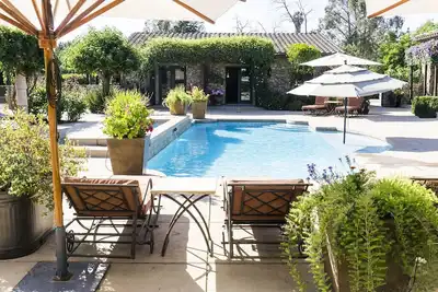 Image de Vineyard suite located in the orchard with private entrance