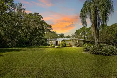 Image de Cannon’s Point, Fisherman’s dream, covered boathouse, Wet bar with pool table.