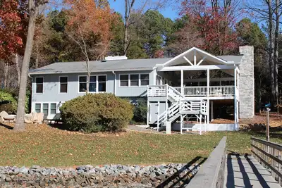 Image de Vintage lake charm with main channel views!