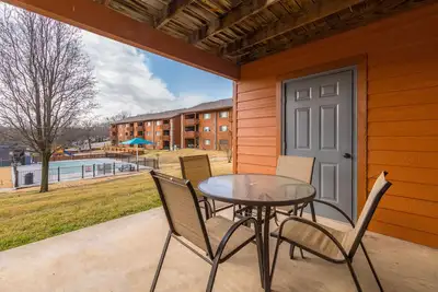 Image de Steps away from the outdoor pool. Family friendly Branson retreat.