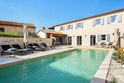 Image de Belle maison Ă Tinjan avec jacuzzi