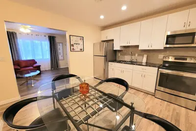 Image de Newly renovated cozy and modern 2 bed. appartment