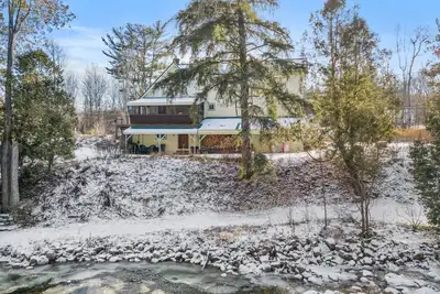 Image de Spacious Farmhouse Estate Overlooking a Babbling Brook