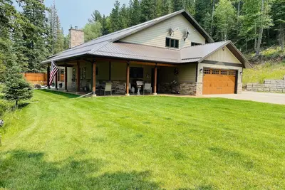 Image de Modern and spacious cabin nestled along the banks of Elk Creek.