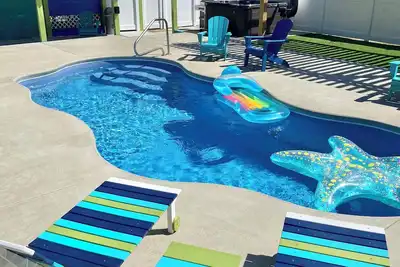 Image de Beautiful Beach House w Heated Pool, Hot Tub & Stumbling Distance to the Beach!