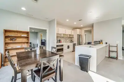 Image de Modern East Hill Home, Premier Location!