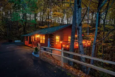 Image de ❤️Ultimate Couples Retreat❤️King Bed! 🛌 Hot Tub, Cozy, Updated Cabin!