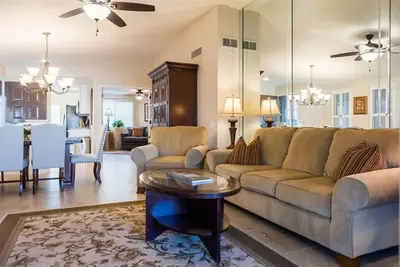 Image de Cozy, quiet house, covered patio dining, sun room