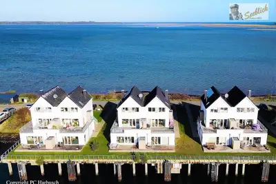 Image de Appartement \"Kapteins Lounge By Seeblick Ferien\" avec vue sur la mer et terrasse partagée.