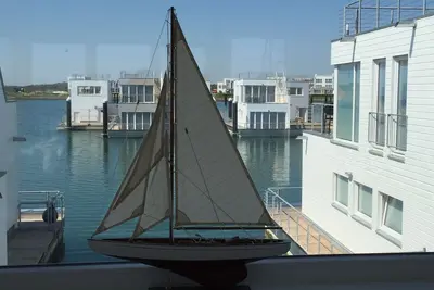 Image de Maison de vacances flottante \"Antares One by Seeblick Ferien\".