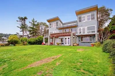 Image de Soundfront home with water views, patio/deck, firepit, grill, fireplace, & WiFi