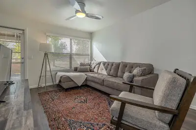Image de *New* Brand New Updated Condo W/Mountain View'S