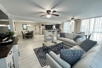 Image de Shoreline Towers 1036 - Remodeled Private Beach Front Condo in Destin - 3br
