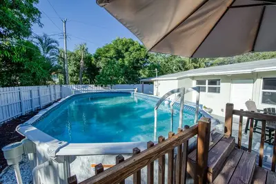 Image de Updated home near the beach with private pool & hot tub