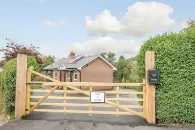 Ger Yr Afon Cottage, family friendly, with hot tub in Rhayader